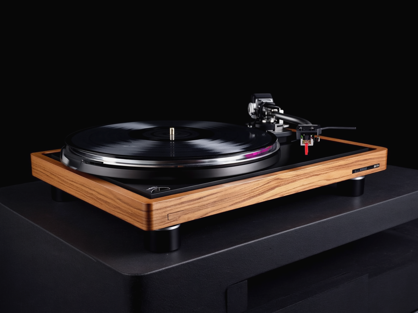 Plattenspieler mit Vinyl-LP im Studio-Setup